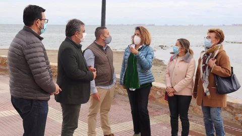 Vázquez en el Balneario de La Encarnación de Los Alcázares junto a la diputada nacional del PP Isabel Borrego, las diputadas regionales Mª. Dolores Valcárcel y Maruja Pelegrín y miembros de la corporación.