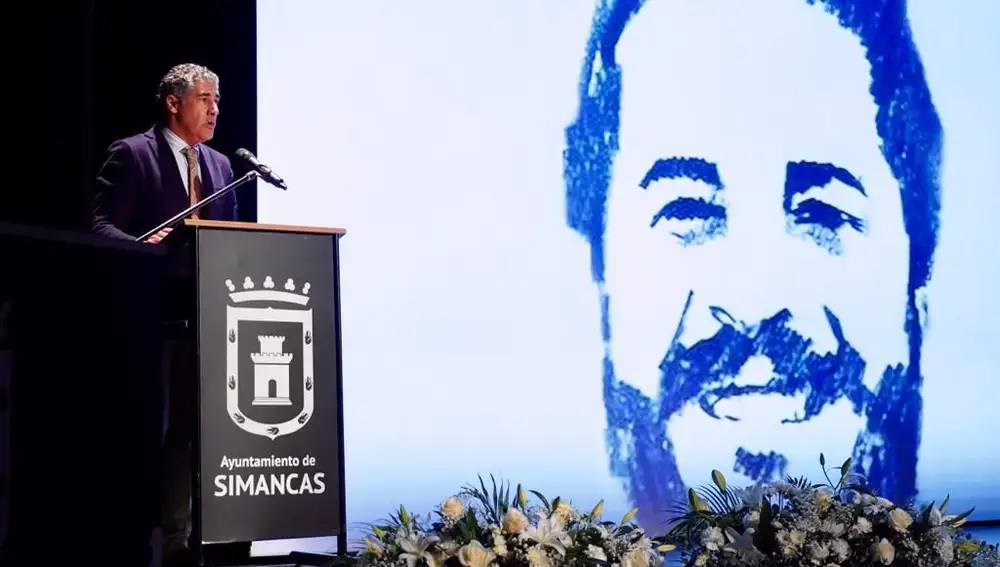 El alcalde de Simancas, Alberto Plaza, durante su intervención en el acto de homenaje a Miki Naranja