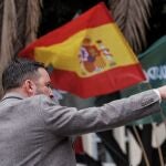 El presidente de Vox, Santiago Abascal, durante su intervención en un mitin convocado a las puertas del hotel de Las Palmas de Gran Canaria, donde este sábado ha clausurado el encuentro "Frontera Sur. Inmigración ilegal e islamismo".