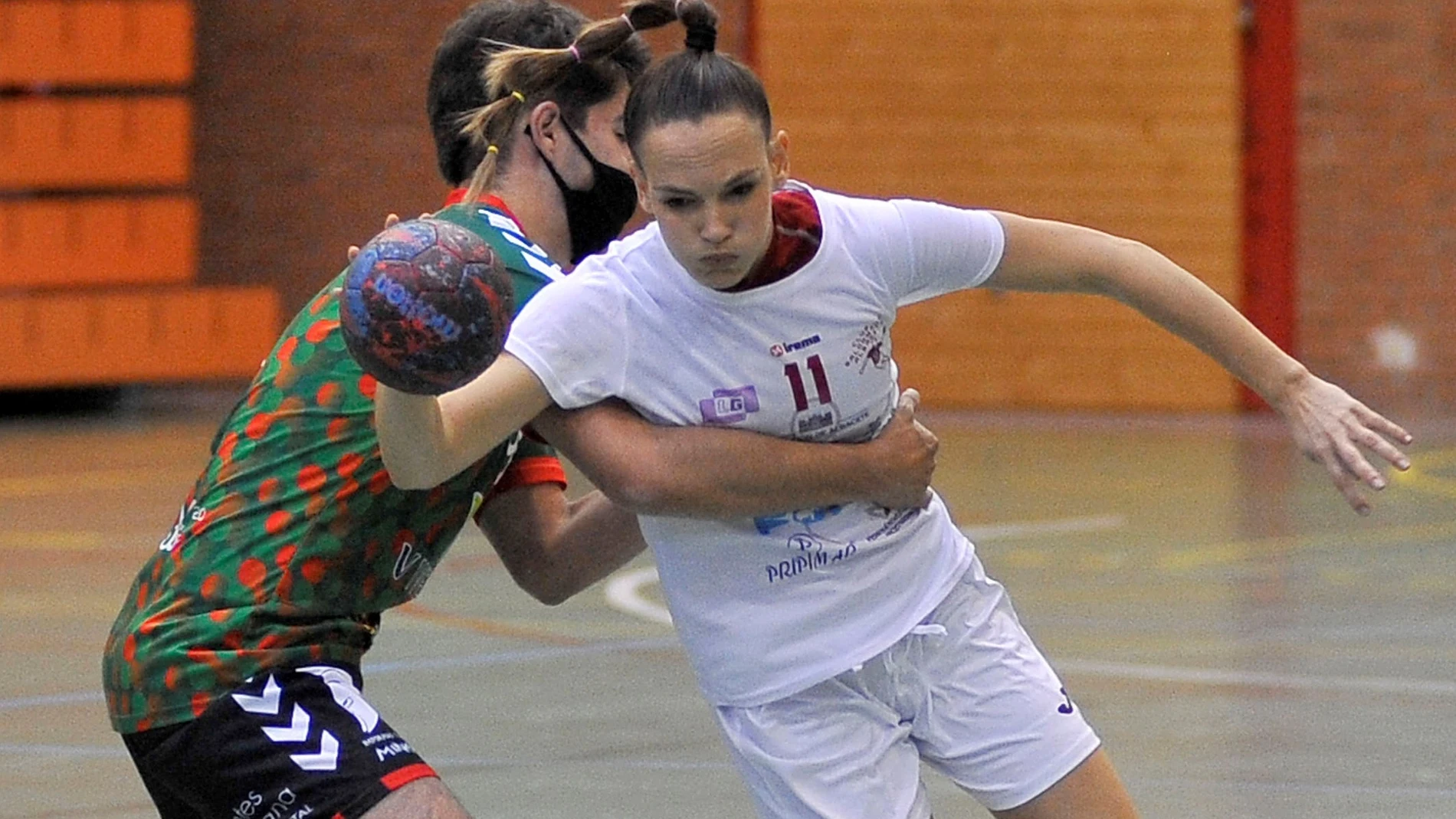 Mireia Rodríguez, jugadora del Balonmano Albacete, se ha convertido en la primera mujer en disputar un encuentro de balonmano masculino en categoría senior en España
