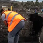  Un hombre de 70 años, primera víctima mortal del volcán, al caer del tejado mientras limpiaba la ceniza de una casa