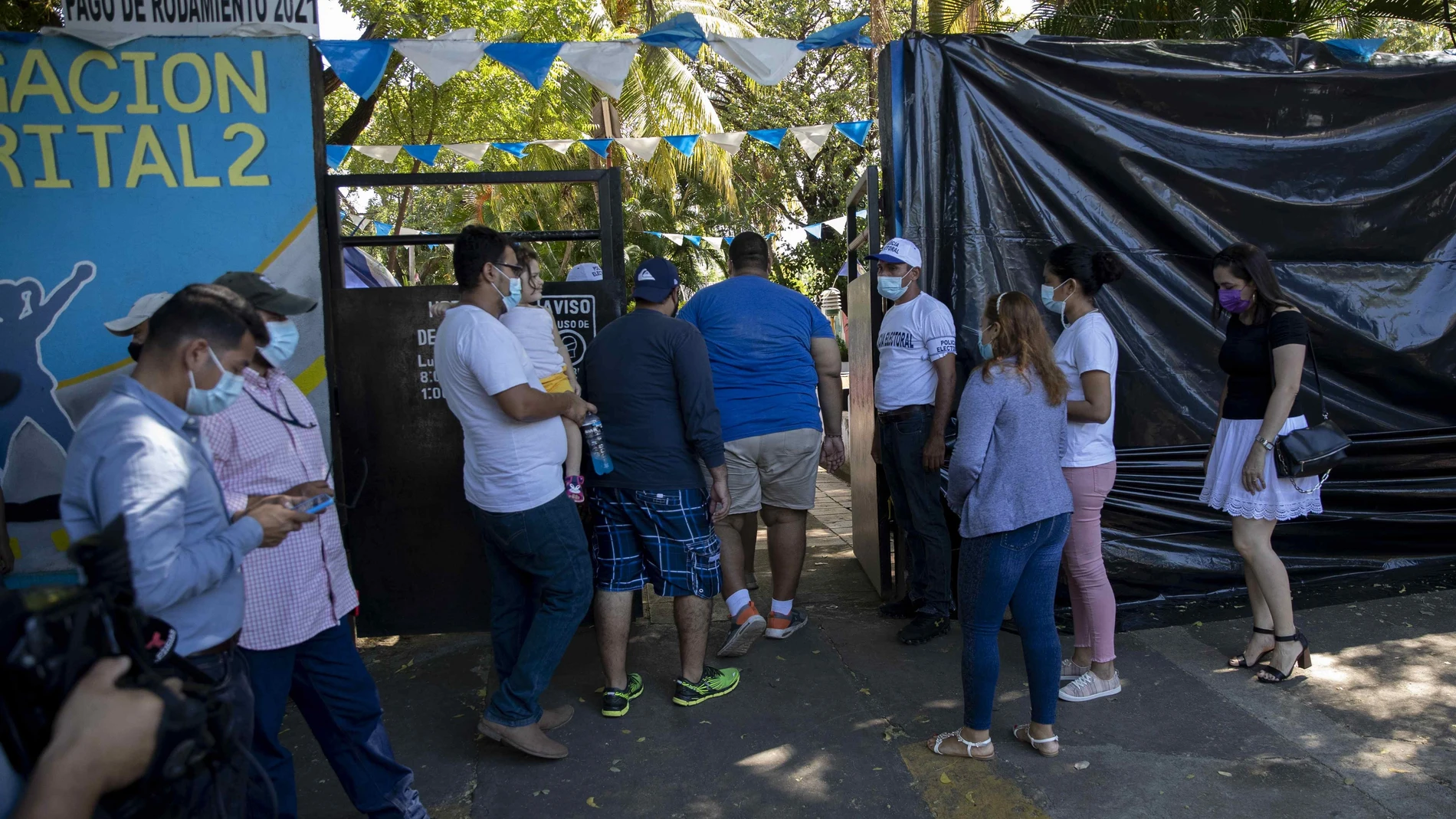 Votantes en un colegio electoral de la capital de Nicaragua, Managua