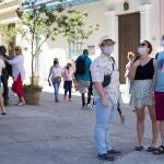 Un grupo de turistas recorre las calles céntricas de La Habana.