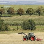 Un tractor arando un campo de cultivo