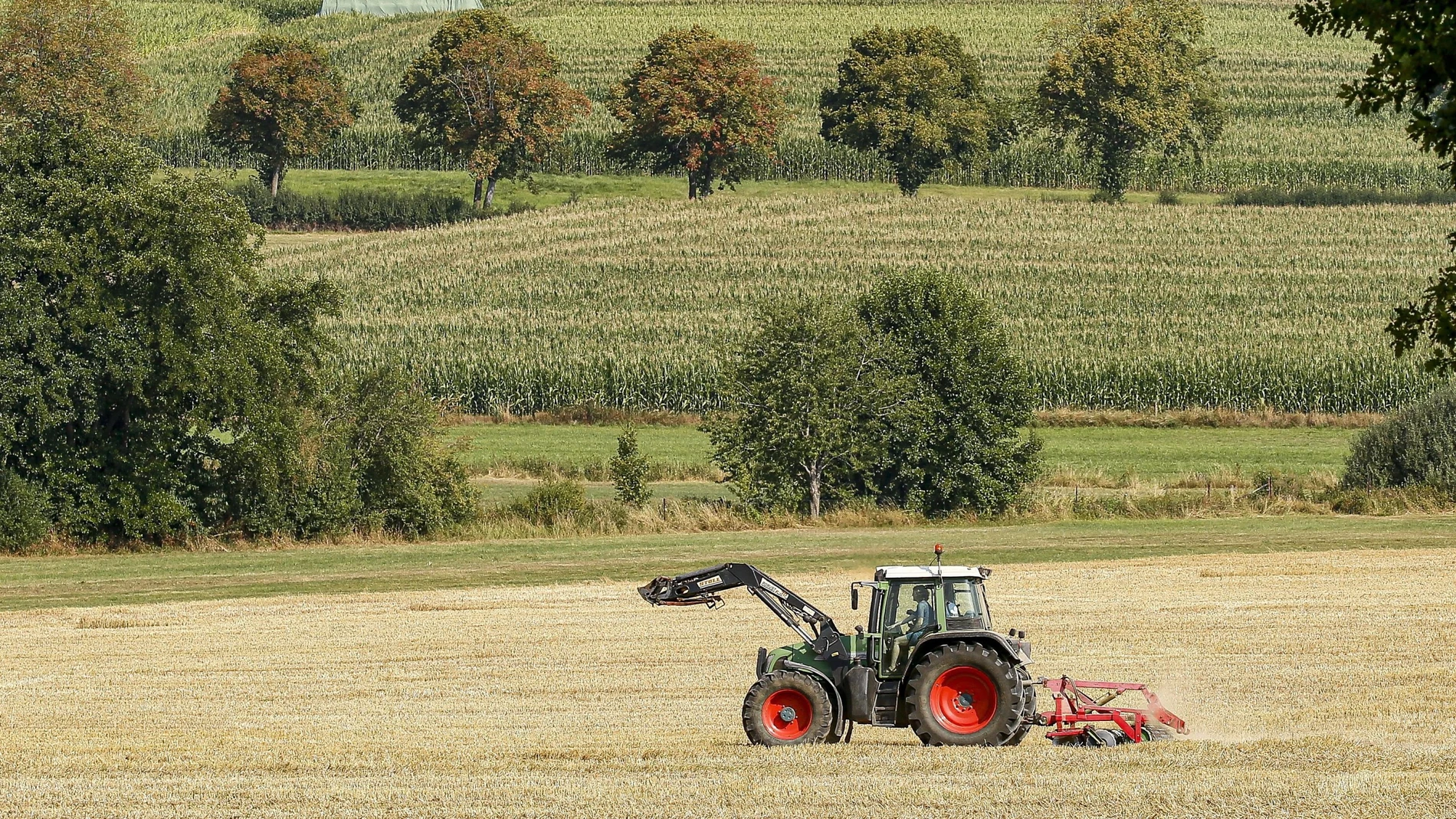 Un tractor arando un campo de cultivo