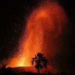 GRAFCAN6213. EL PASO (LA PALMA), 06/11/2021.- El volcán de Cumbre Vieja ha expulsado esta sábado grandes cantidades de ceniza a la atmósfera, lo que ha oscurecido los cielos de La Palma durante todo el día. A última hora ha aumentado la expulsión de lava y material piroclástico. EFE/ Elvira Urquijo A.