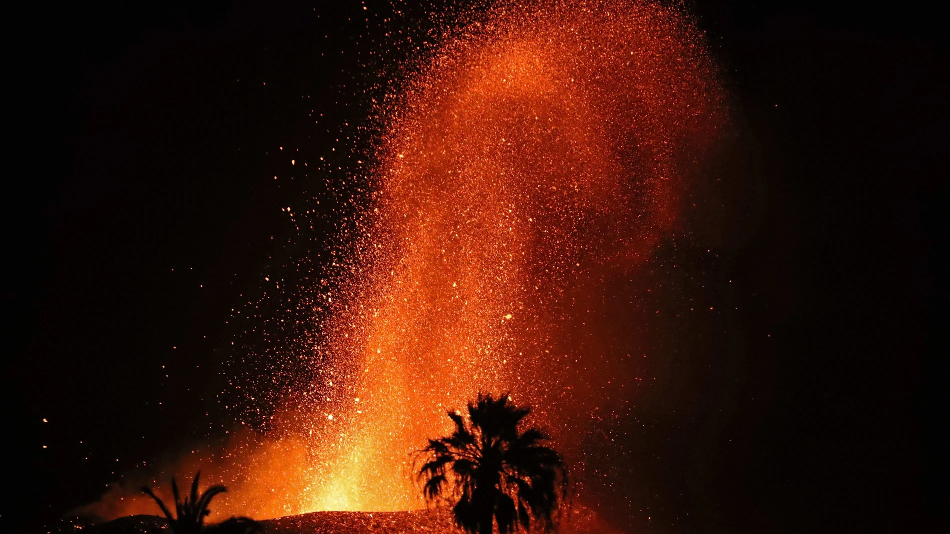 GRAFCAN6213. EL PASO (LA PALMA), 06/11/2021.- El volcán de Cumbre Vieja ha expulsado esta sábado grandes cantidades de ceniza a la atmósfera, lo que ha oscurecido los cielos de La Palma durante todo el día. A última hora ha aumentado la expulsión de lava y material piroclástico. EFE/ Elvira Urquijo A.