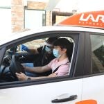 Un profesor de la autoescuela Lara, protegido con mascarilla, guantes y pantalla protectora