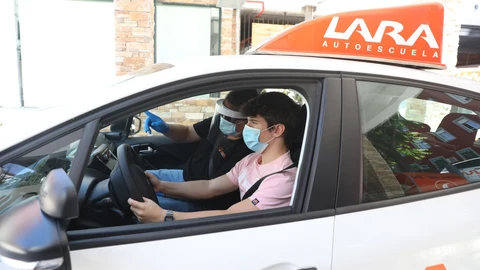 Un profesor de la autoescuela Lara, protegido con mascarilla, guantes y pantalla protectora