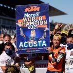 Pedro Acosta enseña el cartel en el que se muestra que es campeón del mundo de Moto3