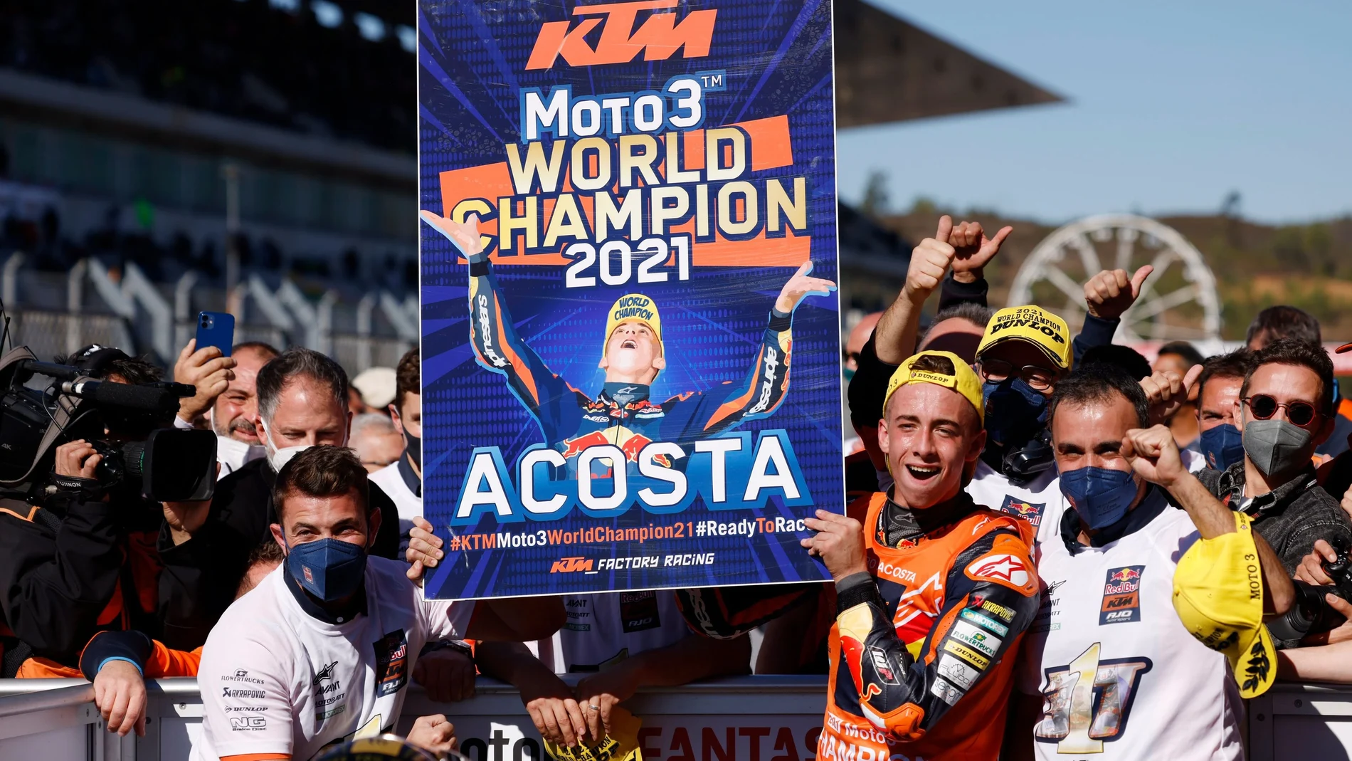 Pedro Acosta enseña el cartel en el que se muestra que es campeón del mundo de Moto3
