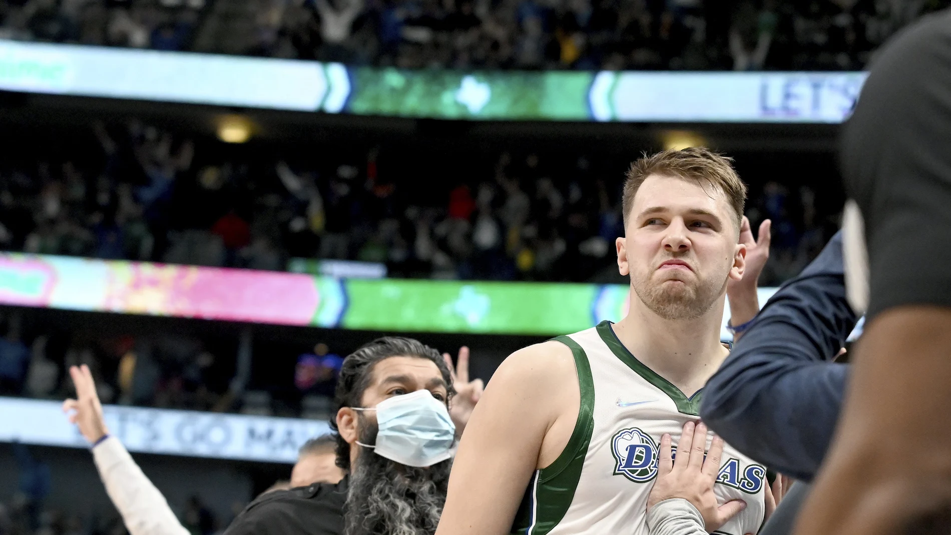 Doncic celebra con los fans de los Mavericks la victoria ante los Celtics