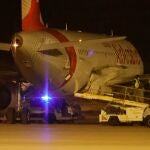 Imagen del avión de la Royale Air Marroc del que tras aterrizar de urgencia el viernes en el aeropuerto de Palma de Mallorca, un grupo de pasajeros abandonaron la aeronave y provocaron el cierre del aeropuerto balear.