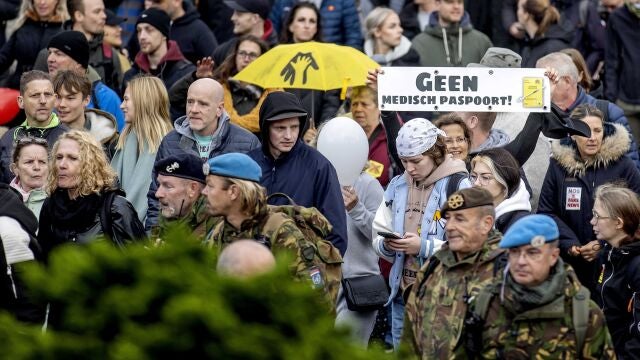 Manifestantes en La Haya protestan contra las medidas del Gobierno tras dispararse la incidencia de casos