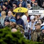 Manifestantes en La Haya protestan contra las medidas del Gobierno tras dispararse la incidencia de casos