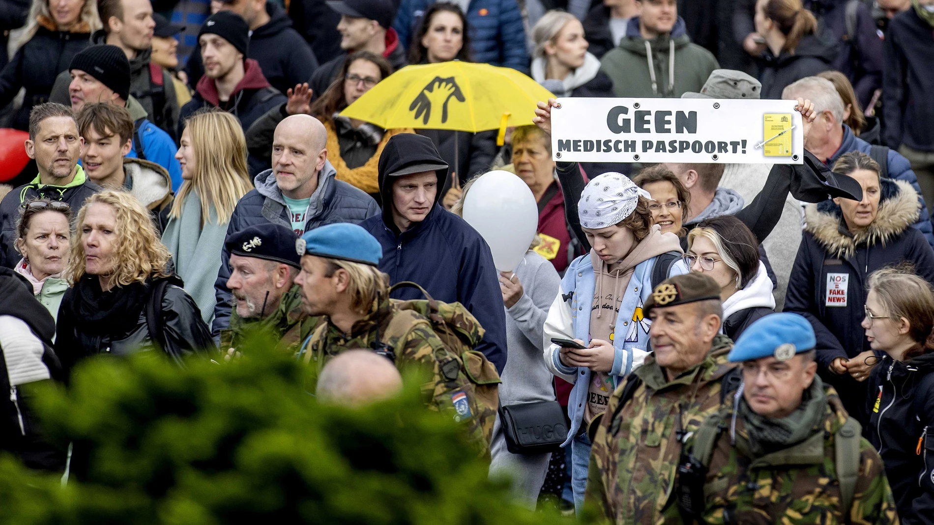 Manifestantes en La Haya protestan contra las medidas del Gobierno tras dispararse la incidencia de casos