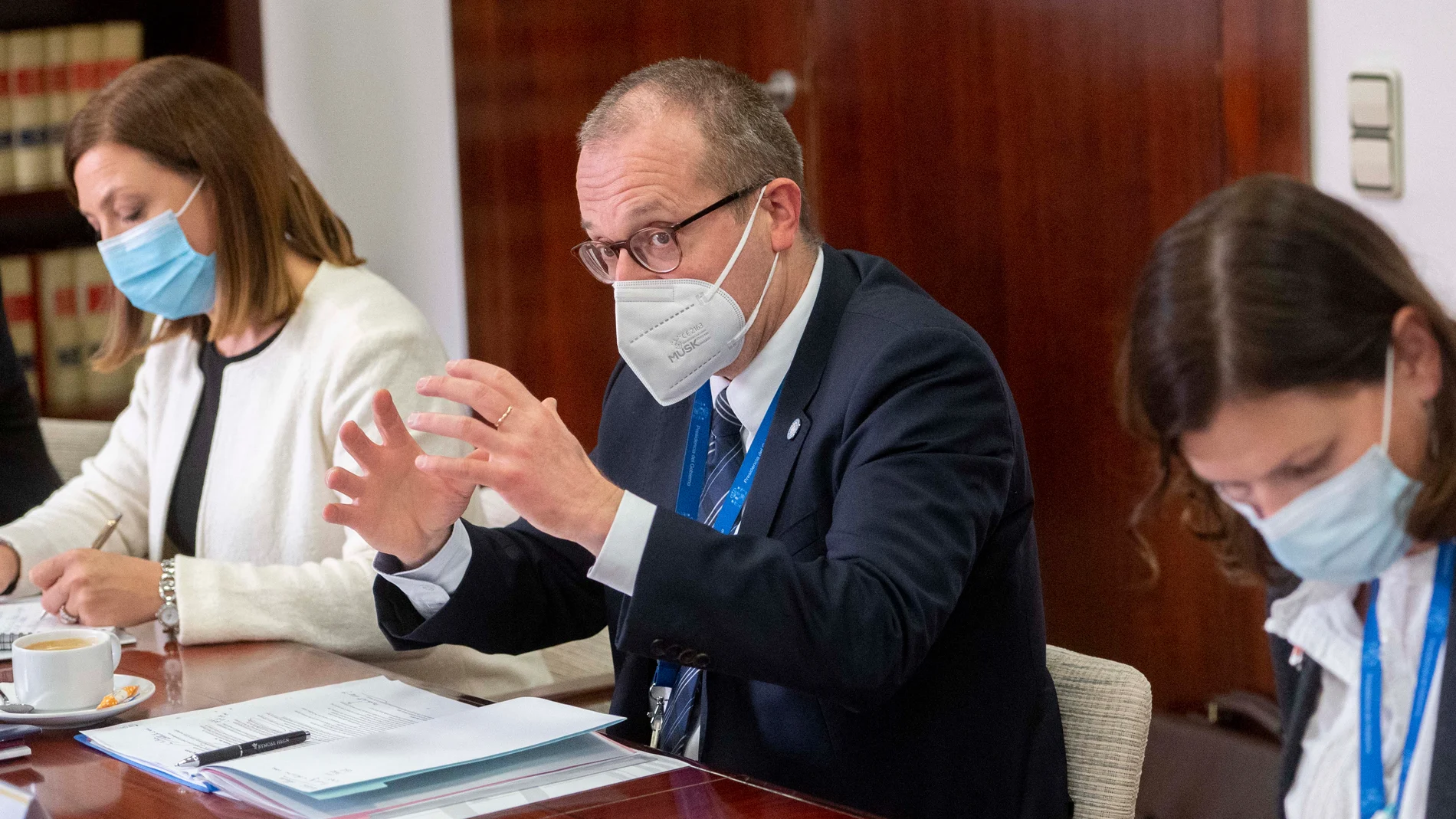 El director general de la OMS para Europa, Hans Kluge, durante una reunión con la ministra de Sanidad, en el Complejo de La Moncloa