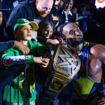 Big E, actual campéon absoluto de WWE, junto a un joven aficionado en primera fila