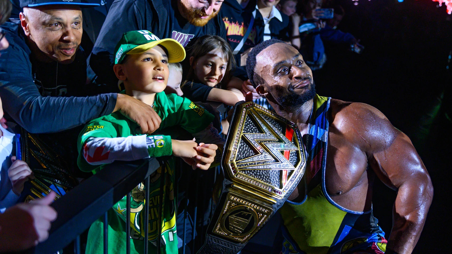 Big E, actual campéon absoluto de WWE, junto a un joven aficionado en primera fila