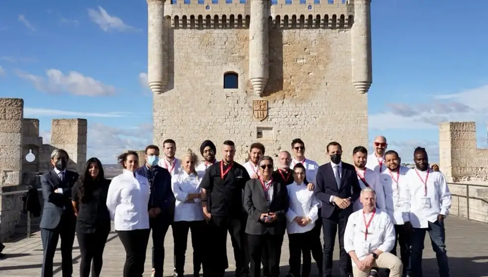 Visita de los cocineros participantes en el Campeonato Mundial de Tapas de Valladolid al castillo de Peñafiel, donde han sido recibidos por Roberto Díez, alcalde de la localidad, y por el presidente de la Diputación, Conrado Íscar