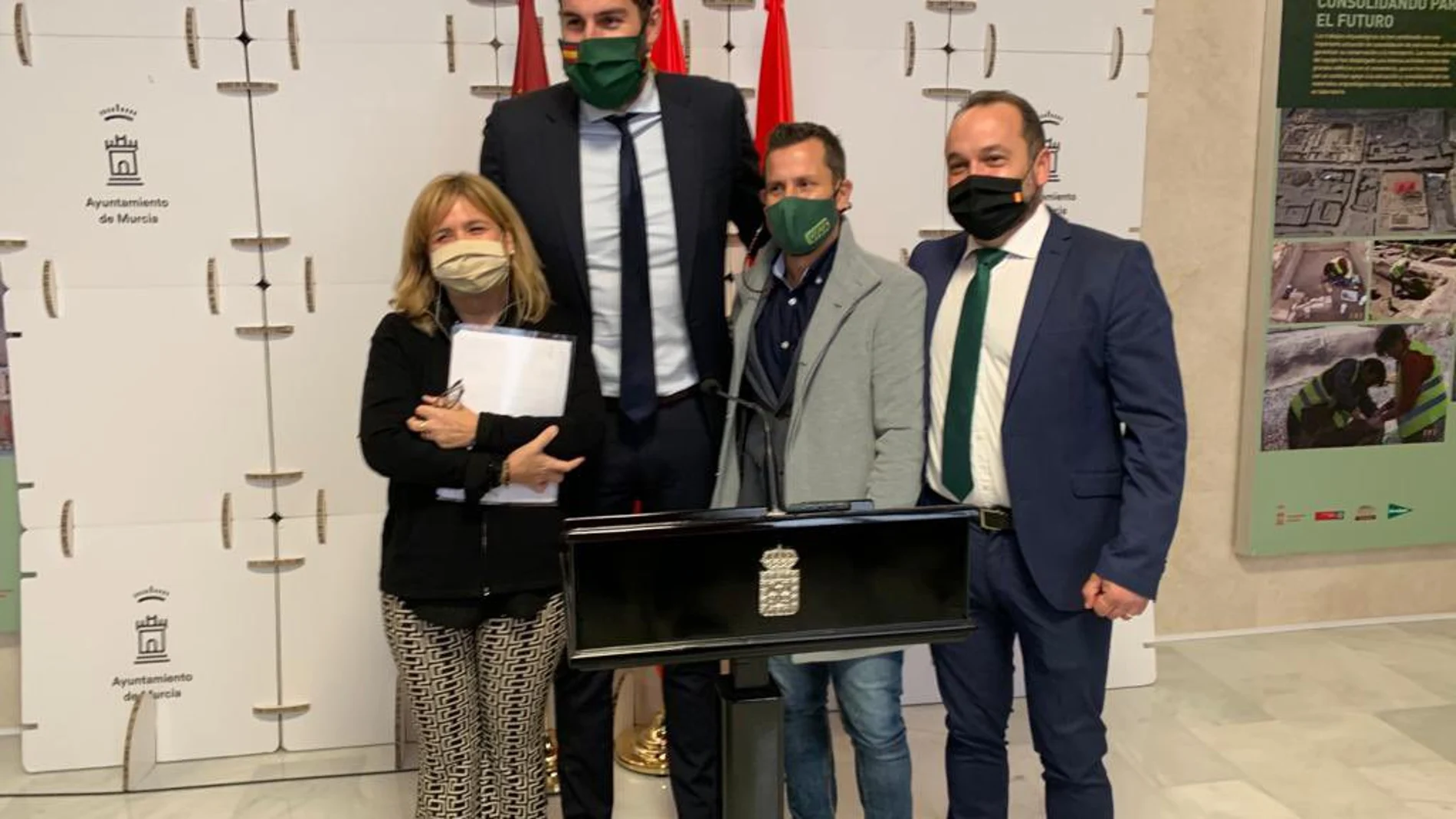 El alcalde pedáneo de Guadalupe, José Joaquín Arias (3), junto al presidente de Vox Murcia, José Ángel Antelo (2)