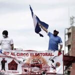 Nicaragüenses participan en una manifestación contra las elecciones presidenciales de su país, en San José (Costa Rica).
