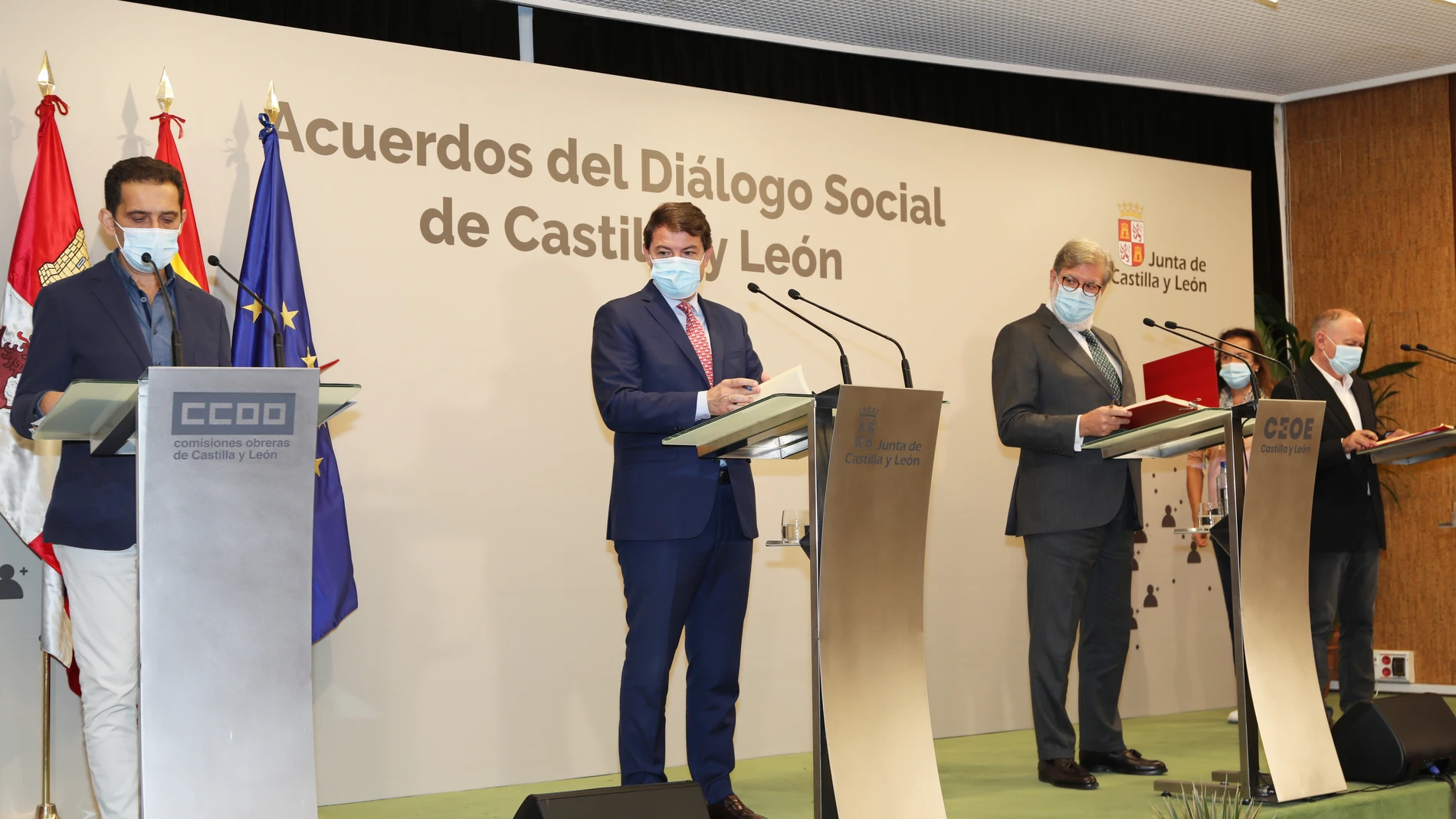 El presidente de la Junta. Alfonso Fernández Mañueco, firma varios acuerdos con los agentes sociales y económicos en el marco del Consejo del Diálogo Social