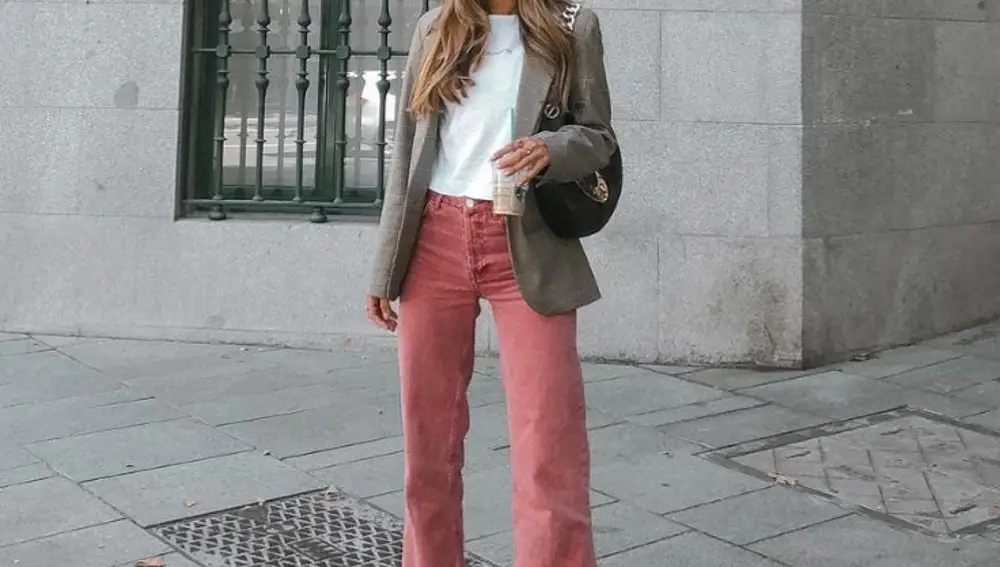 Grace Villarreal con pantalón de pana rosa.