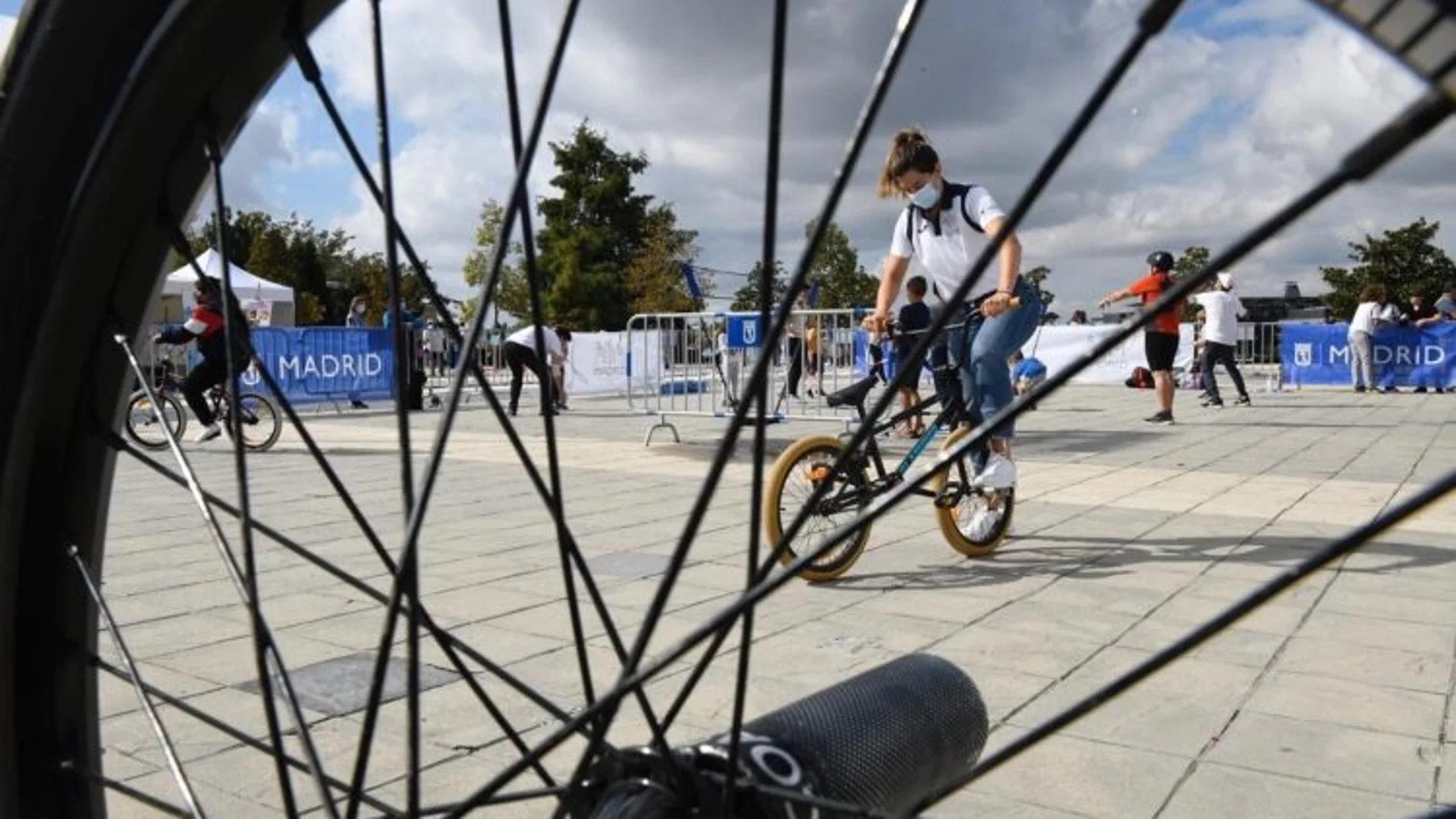 La puesta en marcha de la escuela de BMX se enmarca en el programa «Deporte en la calle» del Ayuntamiento de Madrid.