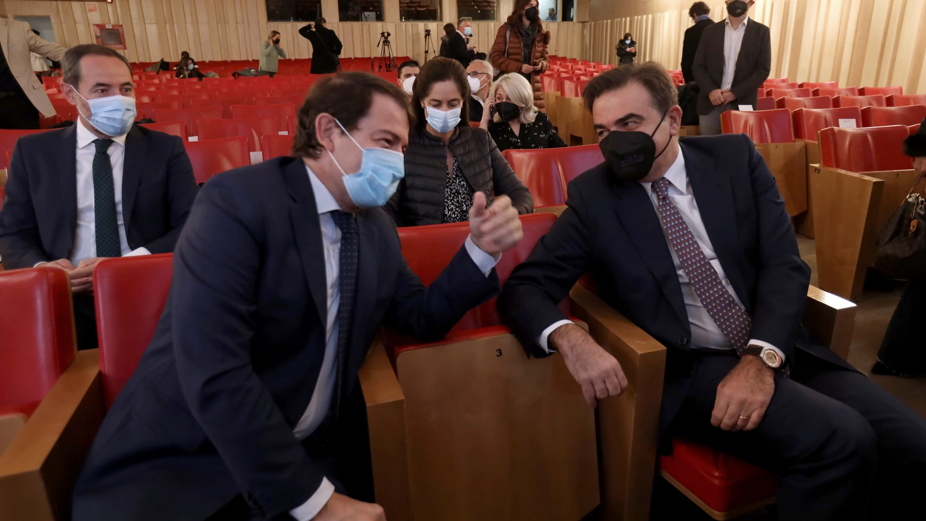 El presidente de Castilla y León, Alfonso Fernández Mañueco (i), conversa con el vicepresidente de la Comisión Europea, Margaritis Schinas (d), durante su participación en la inauguración del foro Diálogo sobre el Futuro de la Educación, que busca analizar los retos educativos de España, durante su inauguración este lunes en Salamanca