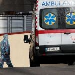 Un sanitario se acerca a una ambulancia en la que viaja un enfermo de Covid-19 en Ucrania