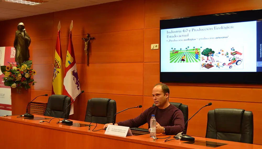 Mariano González, profesor de la Facultad de Ciencias y Artes de la UCAV