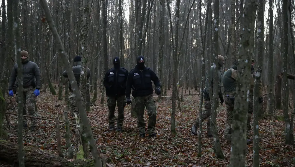 Agentes polacos interceptan a migrantes cerca de la frontera