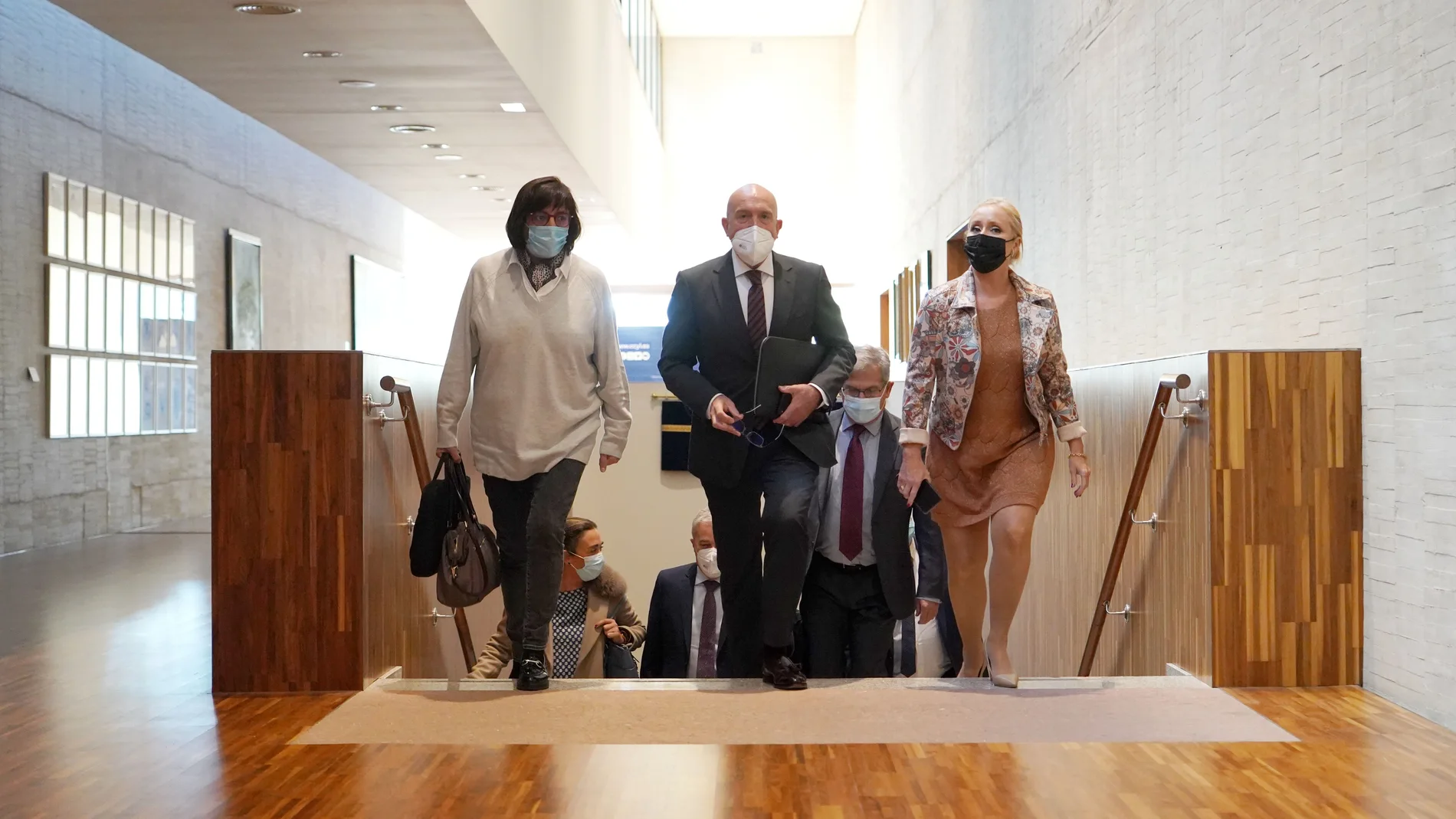 El consejero de Agricultura, Ganadería y Desarrollo Rural, Jesús Julio Carnero, junto a su equipo, antes de presentar los presupuestos de su departamento para 2022