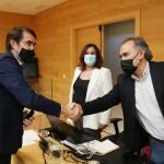 El consejero de Fomento y Medio Ambiente, Juan Carlos Suárez-Quiñones, saluda a los procuradores del grupo de la oposición