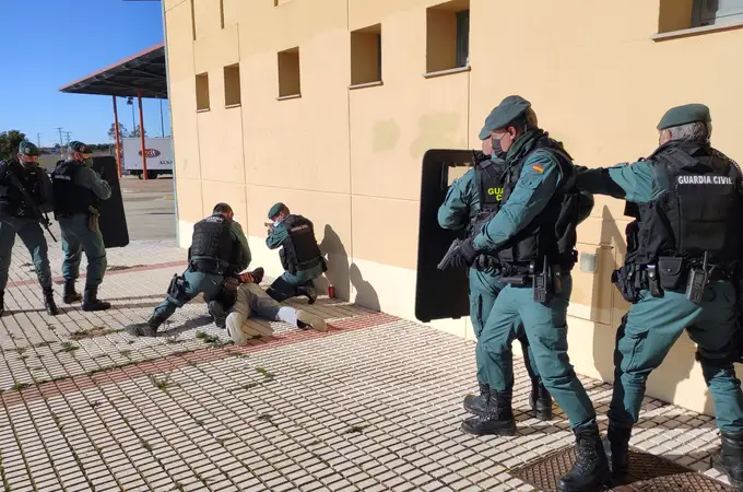 La Guardia Civil realiza un simulacro de atentado terrorista en Arroyo de la Encomienda (Valladolid)