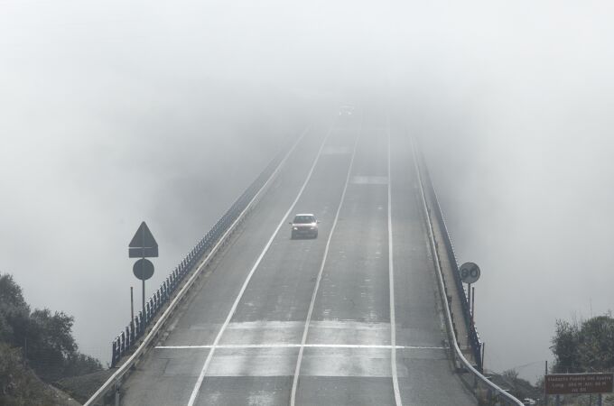 Un vehículo circula por Ponferrada ante una espesa niebla