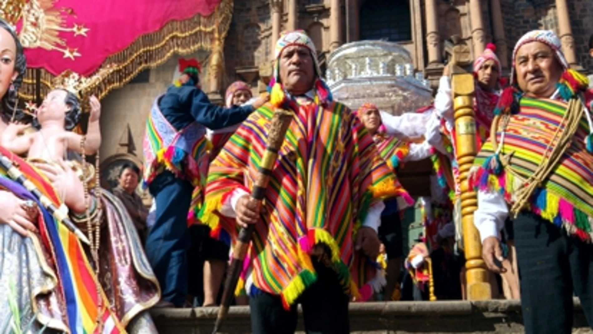 Fervor religioso con la Virgen de la Almudena en el Perú