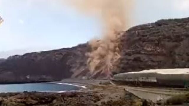 La lava del volcán de La Palma cae sobre la playa de los Guirres