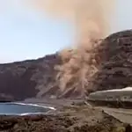  La lava del volcán de La Palma cae sobre la playa de los Guirres 