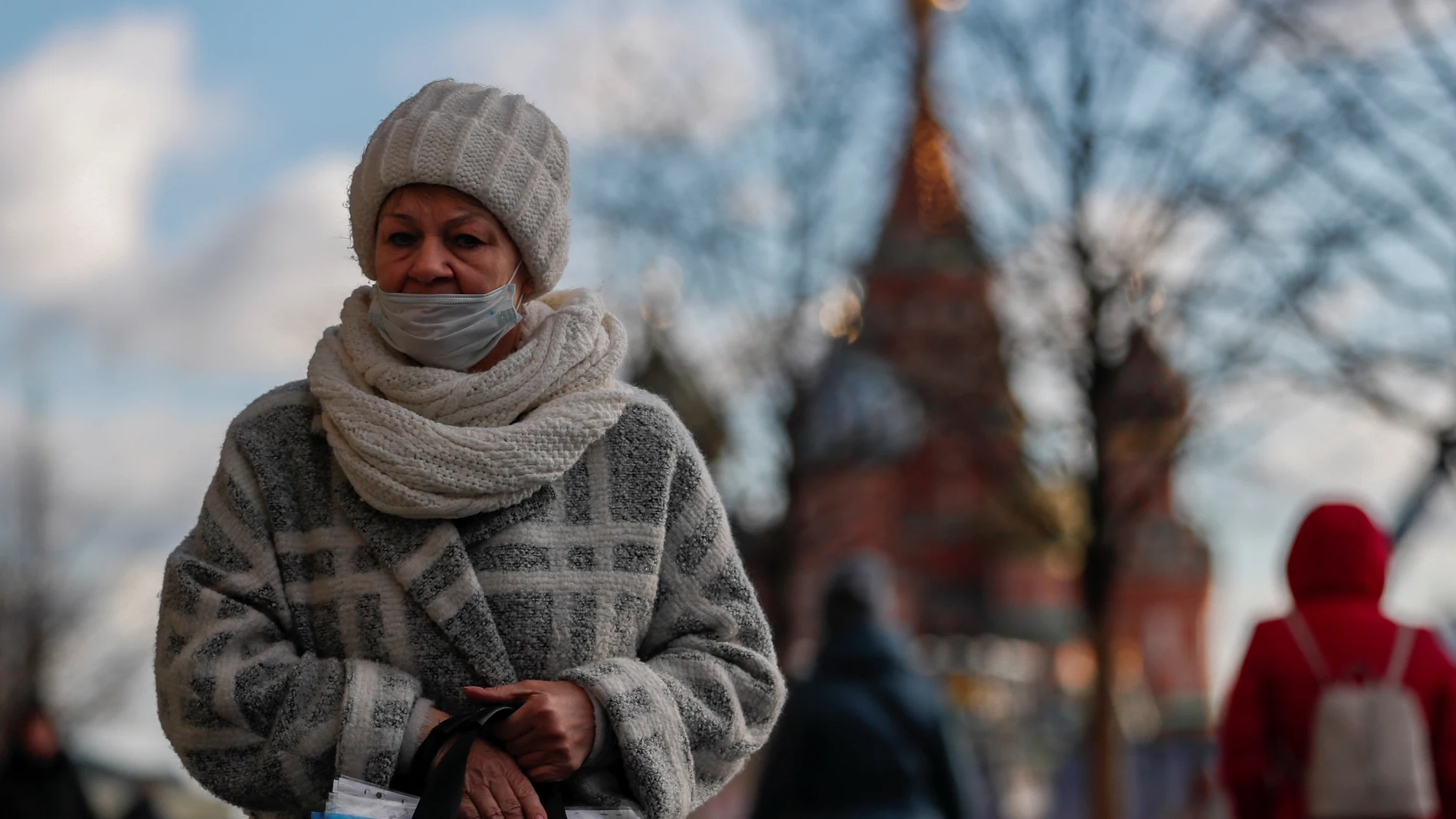 Una mujer camina con una mascarilla en los alrededores de la Plaza Roja de Moscú