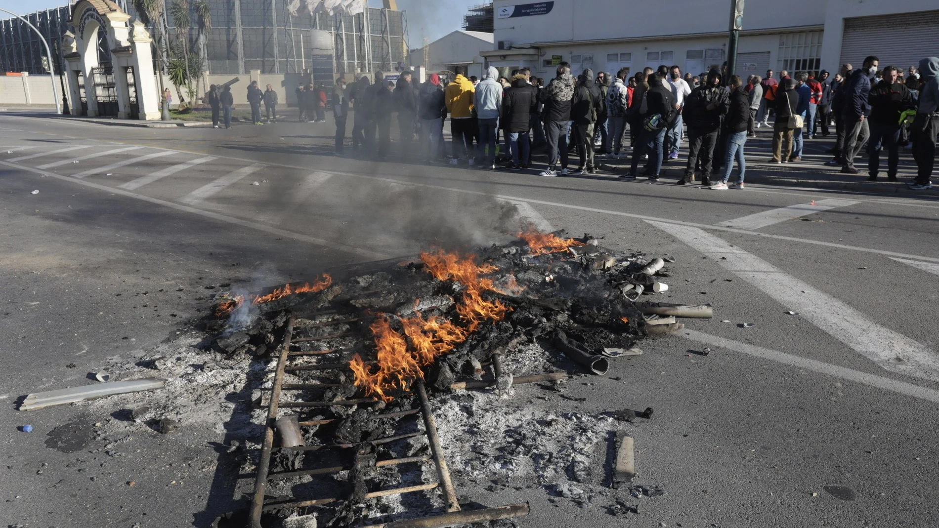 Acciones de los trabajadores de empresas auxiliares del metal en Cádiz que masivamente una huelga con barricadas y cortes de vías.