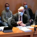 Los acusados del crimen de Javier Ardines detrás de sus letrados durante el juicio.CAPTURA EMISIÓN YOUTUBE TSJA09/11/2021