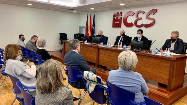 El secretario general de UGT, Antonio Jiménez; el presidente del CES, José Antonio Cobacho; el consejero José Ramón Díez de Revenga, y el secretario general del CES, Fernando Vélez, durante la reunión sobre el Pacto por las Infraestructuras de la Región de Murcia