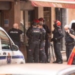 Varios agentes de la Policía Municipal y la Ertzaintza en la puerta del bar ‘La parada’, donde se encuentra un hombre atrincherado