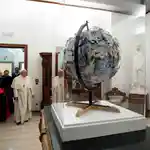 El Papa Francisco inaugurando la sala de exposiciones de la Biblioteca Apostólica en el Vaticano