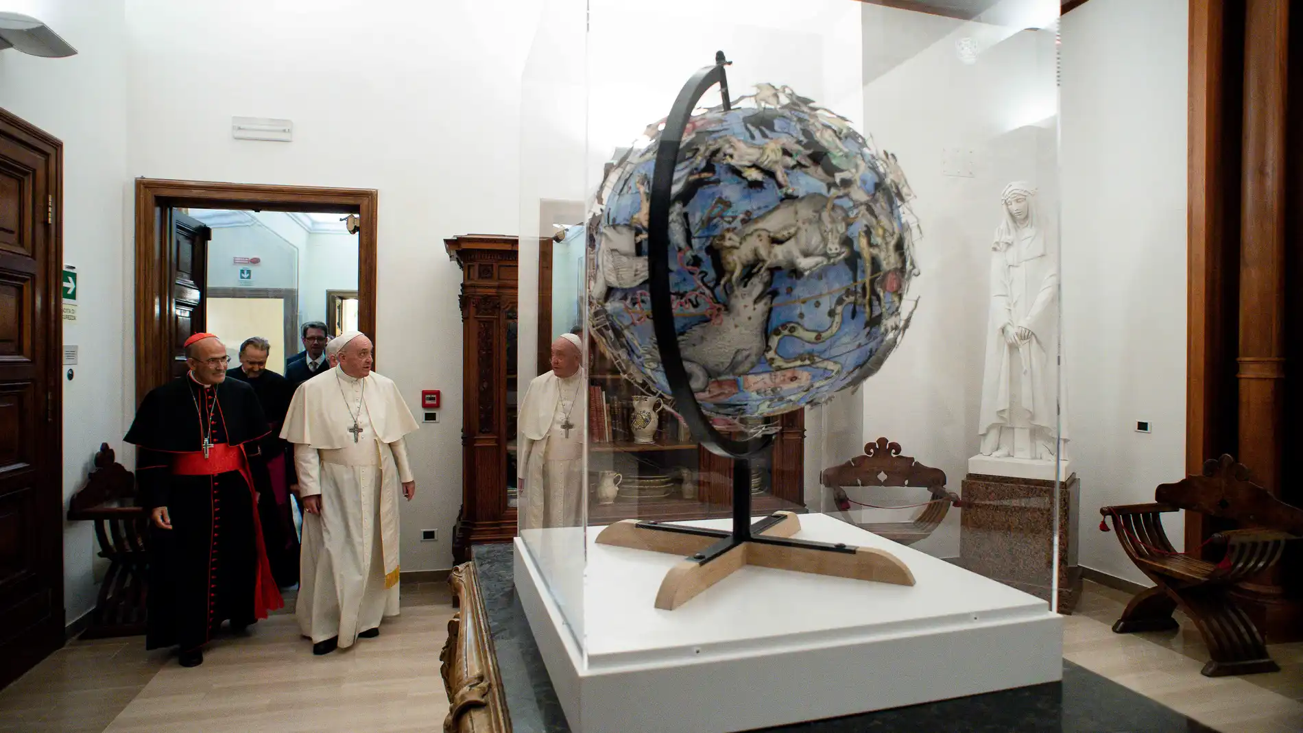 El Papa Francisco inaugurando la sala de exposiciones de la Biblioteca Apostólica en el Vaticano