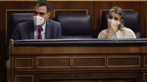 El presidente del Gobierno, Pedro Sánchez, y la vicepresidenta segunda del Gobierno y ministra de Trabajo, Yolanda Díaz, en una sesión plenaria en el Congreso de los Diputados