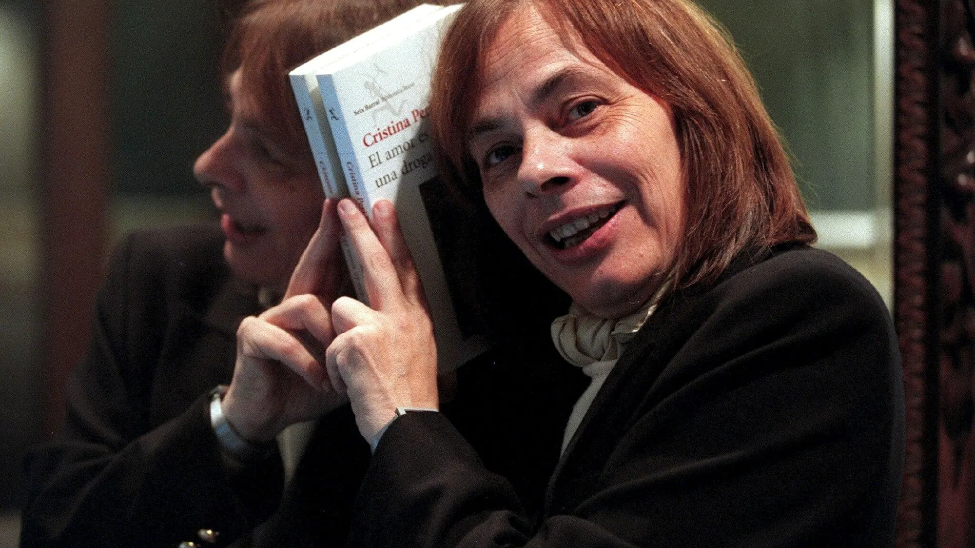 La escritora Cristina Peri Rossi con su novela "El amor es una droga dura"
