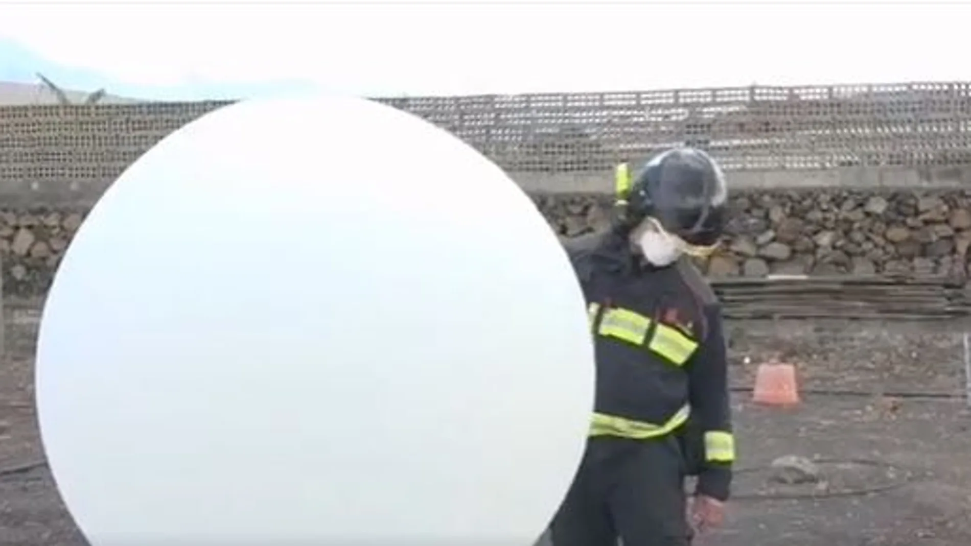 La UME lanza un globo aerostático para dar información sobre el aire a la AEMET
